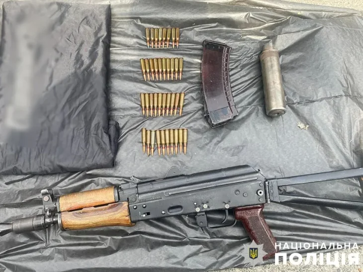 У Києві чоловік хотів продати автомат Калашникова