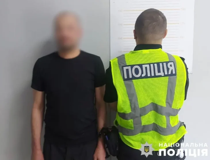 У Києві чоловік поранив незнайомця біля дитячого майданчику