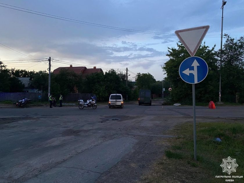 ДТП в Києві: легковик зіткнувся з патрульним на мотоциклі