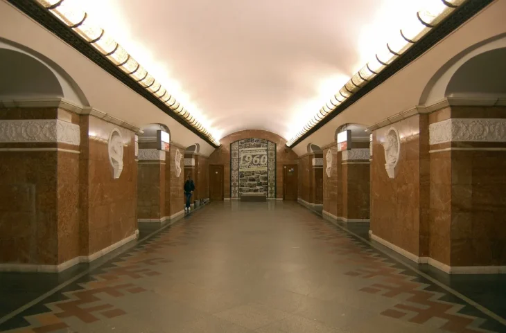 Пасажир потрапив під потяг у столичному метро: що відомо
