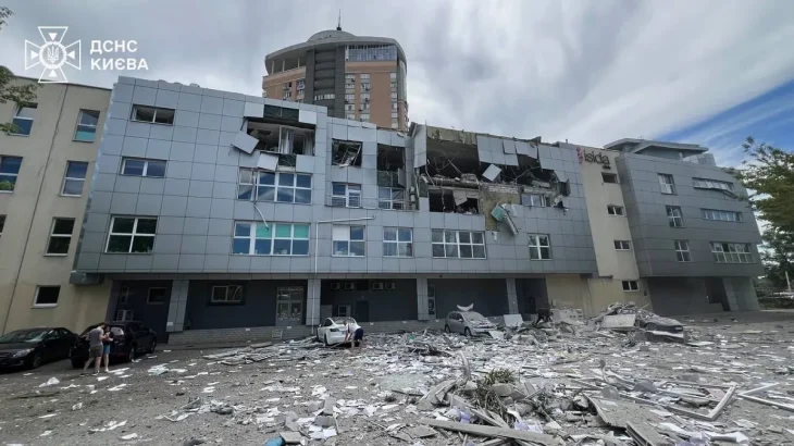 У Києві пошкоджено медцентр та підстанції: у місті розгортають штаби допомоги