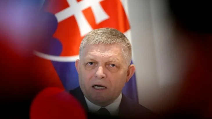 Фіцо пропонує Зеленському зустрітися у Давосі, а його запрошення до Києва назвав «дитячим»