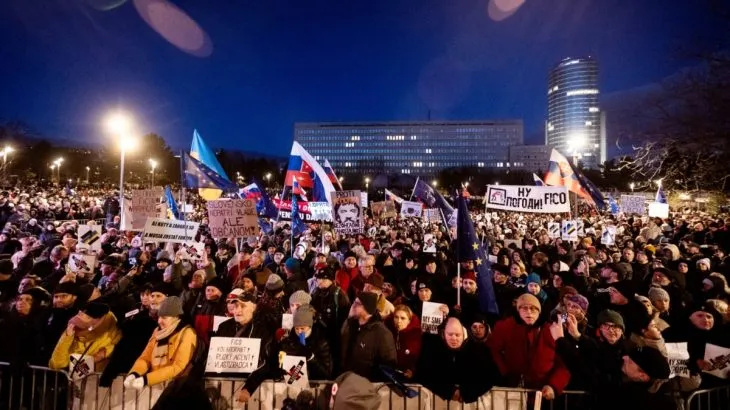 Тисячі словаків протестували проти зближення прем’єра Фіцо з Росією