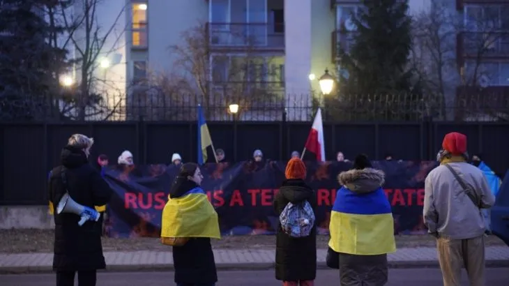 Російські дипломати у Варшаві прокинулися під звуки сирен і вибухів
