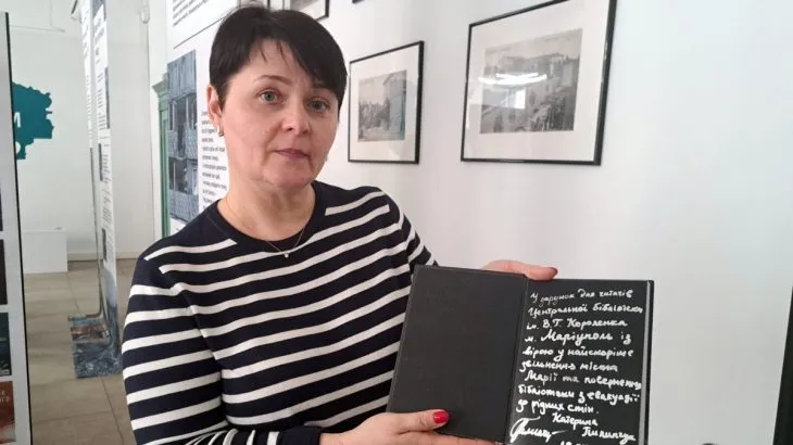 «Моя бібліотека мене захищала і прихищала». Маріупольці збирають книжковий фонд із хронікою війни