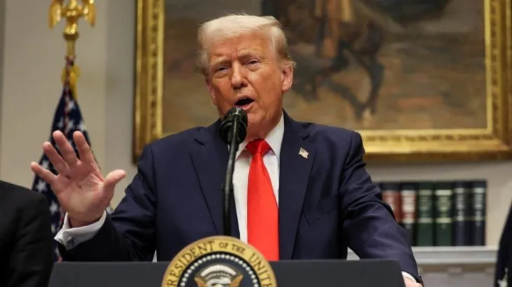 У Трампа запитали, чи розглядає він можливість зняття паузи в обміні розвідданими з Україною. Він відповів