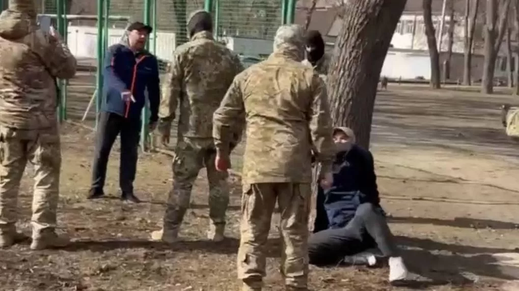 У Харкові зафіксовано напад на цивільних у формі без знаків опізнання