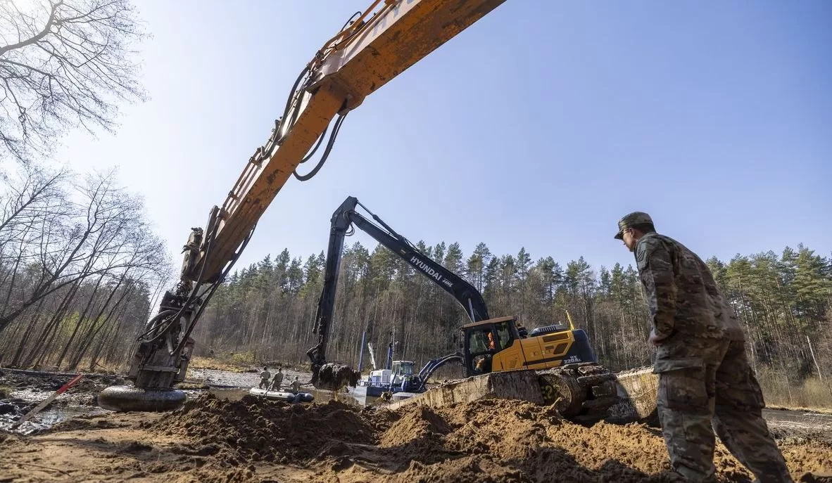У Литві підняли з болота бронеавтомобіль зі зниклими військовими США