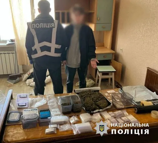 У Києві оперативники затримали наркозбувачку, яка розповсюджувала заборонені речовини через Telegram-канал
