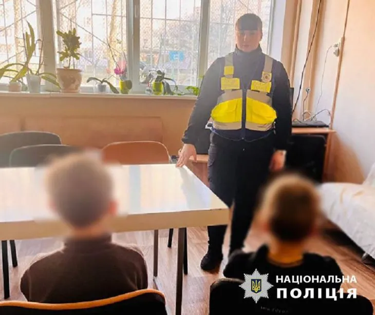 Поліцейські встановили двох малоліток, які вчора “замінували” школу у Деснянському районі столиці