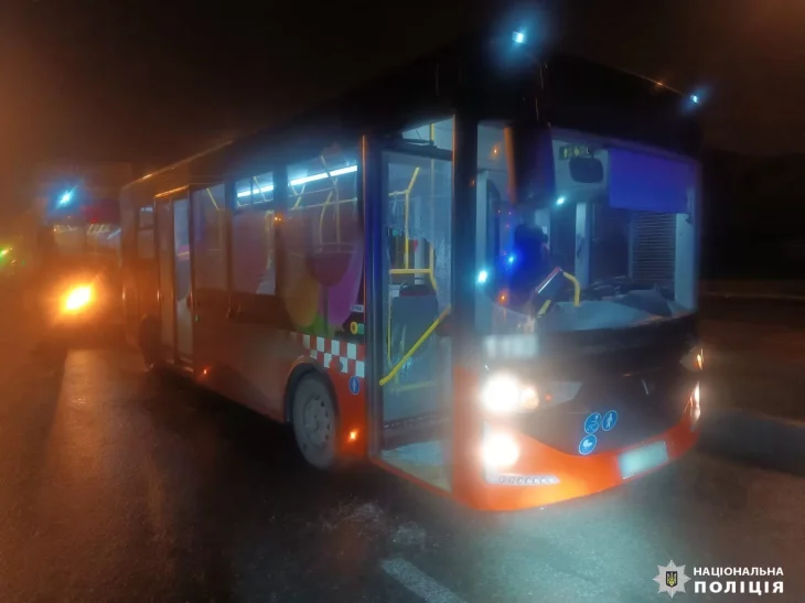 У Харкові обстріляли автобуси: пошкоджено два транспортні засоби