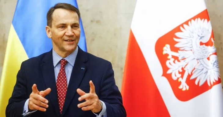 Сікорський критикує Угорщину за блокування санкцій проти росії