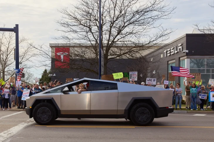 Акції Tesla різко впали, перевищуючи попередні рекомендації для купівлі
