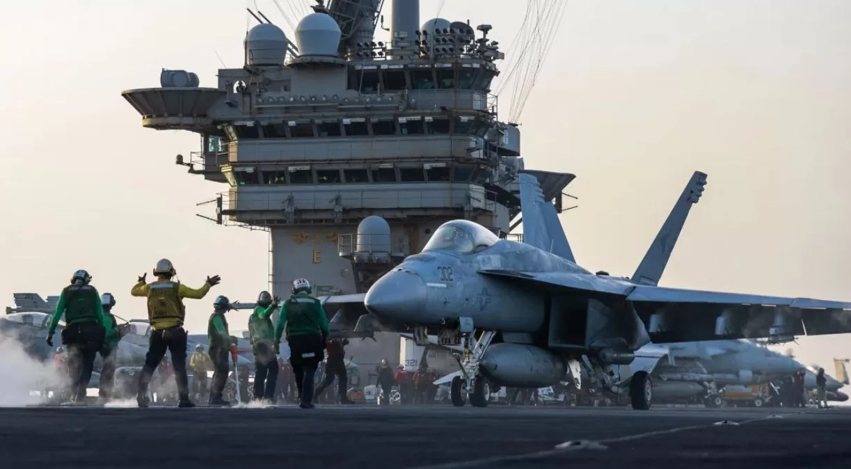Американський винищувач F/A-18 впав за борт авіаносця USS Harry S. Truman