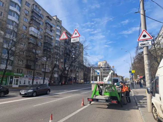 Нові дорожні знаки для безпеки в Києві