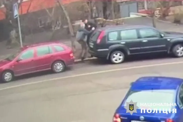 У Києві перед судом постане чоловік, який побив інспектора з паркування