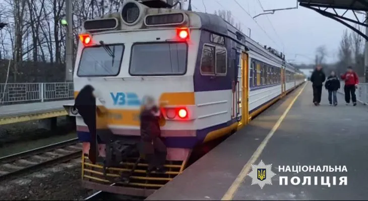 Поліція притягнула до адмінвідповідальності батьків трьох неповнолітніх зачеперів, які каталися на трамваях та електропотязі