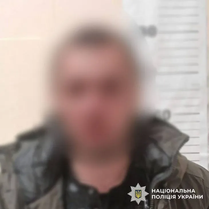 У Києві поліцейські завершили розслідування щодо нападника, який пограбував неповнолітню