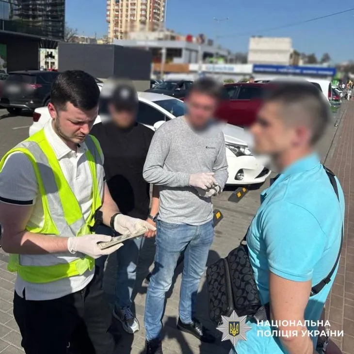 У Києві Нацпол та СБУ впіймали чиновника КМДА на земельній схемі, вилучили $15 тис.