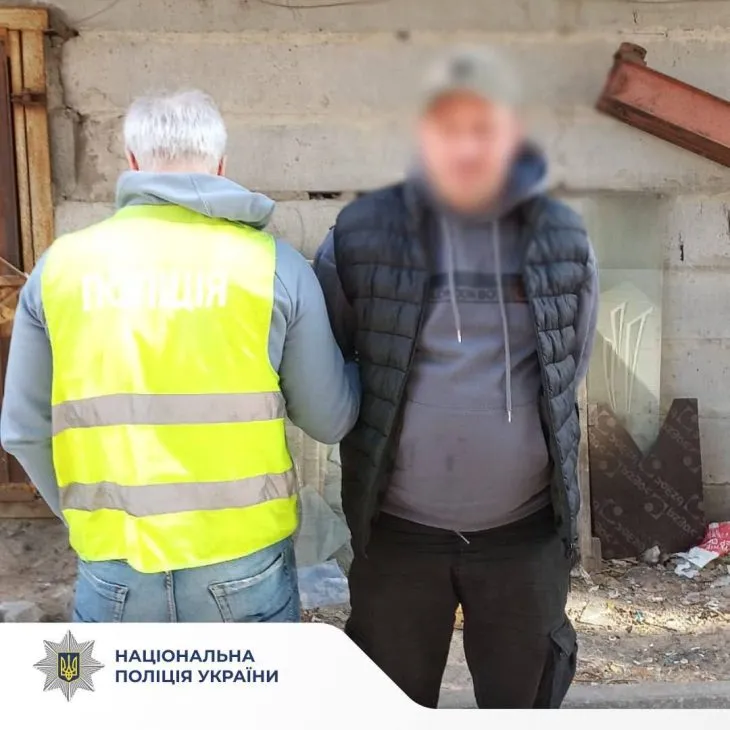 Оперативники затримали чоловіка, який із бійкою відібрав мобілку у 50-річного киянина