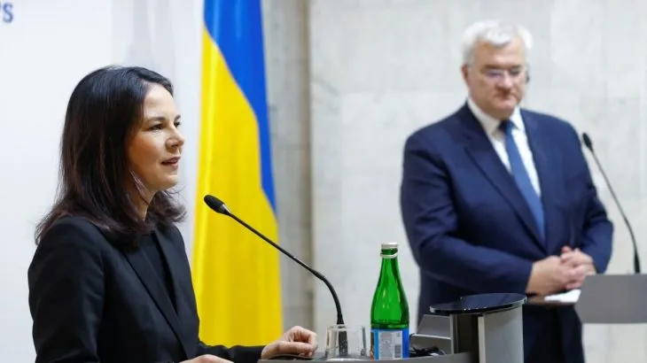 Бербок звинуватила Путіна у затягуванні переговорів щодо України