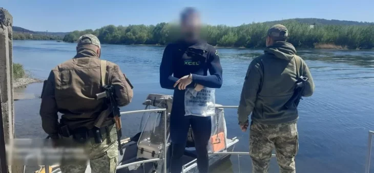 На Дністрі прикордонники затримали плавця у гідрокостюмі
