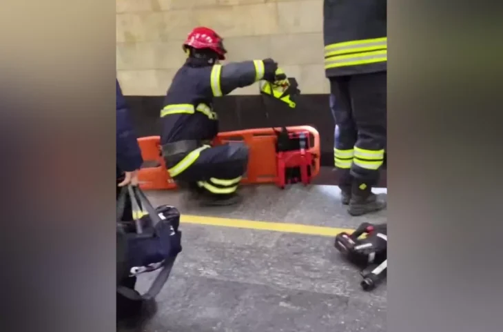 У Києві на станції метро пасажир впав під потяг: що відомо