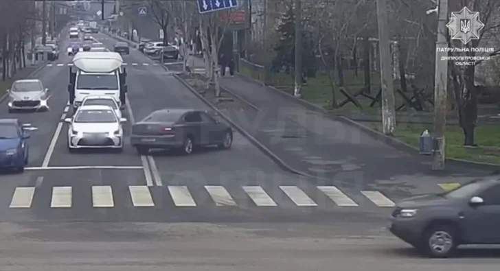У Дніпрі п’яний водій Volkswagen врізався в протитанкові їжаки
