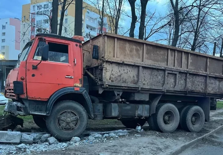 У Харкові водій Камаза збив стовп, дерево та пішохода