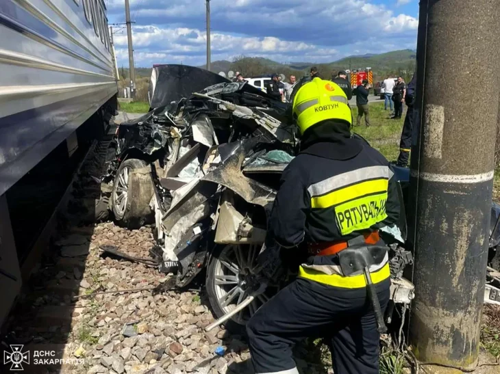Великоднє диво: на Закарпатті потяг зіткнувся з легковиком, усі вижили