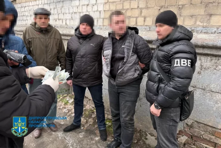 Поліцейського з Дніпра обвинувачують у хабарництві та ухилянтстві