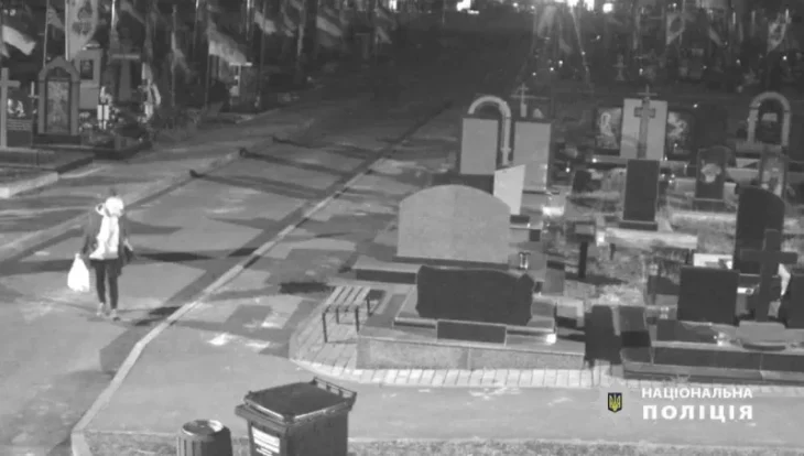 Вінниця: затримали жінку за наругу над могилою захисника “Азовсталі”