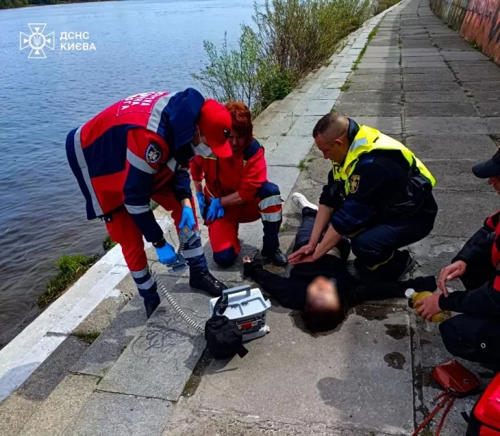 Жінка впала з Пішохідного мосту в Дніпро: трагедія у Києві