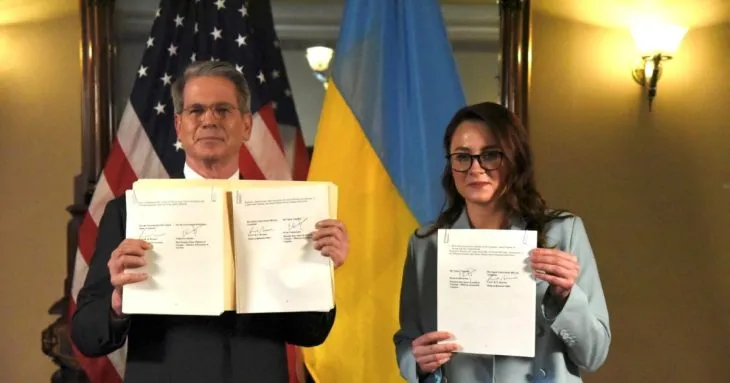 47% українців позитивно оцінюють угоду з США про корисні копалини