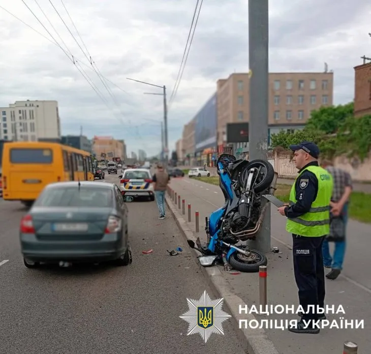 Поліція встановлює обставини ДТП за участю мотоцикліста на Оболоні