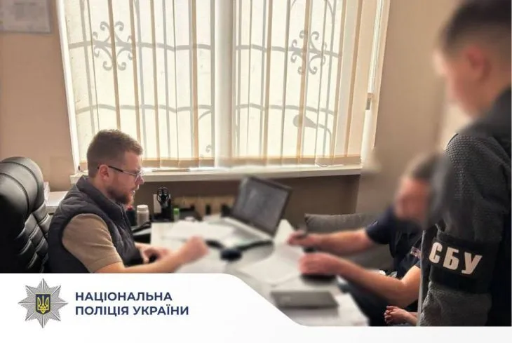 Нарахував понад 2,2 млн грн зарплати співробітникам, які нібито працювали з-за кордону