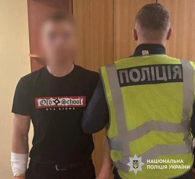 Киянину, який розбив скло у вагоні метрополітену, виписали підозру