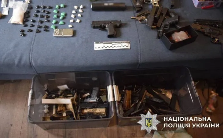 Поліцейські столиці затримали наркоторговця. Під час обшуку вилучили ще й арсенал зброї та боєприпасів