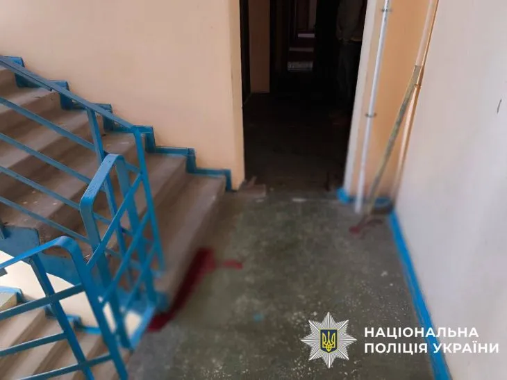 У Києві двоє зловмисників побили товариша та залишили у безпорадному стані в ліфтовій кабіні – фігурантам повідомлено про підозру