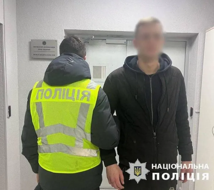 Києві судитимуть двох чоловіків, які силою змушували військового відмовитись від боргу – їм загрожує до п’яти років позбавлення волі
