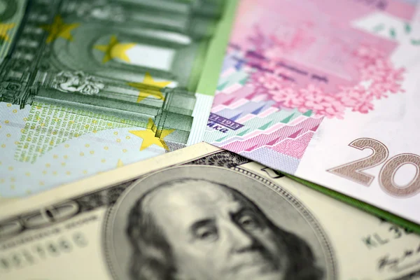 Україна розглядає можливість переходу гривні на євро замість долара