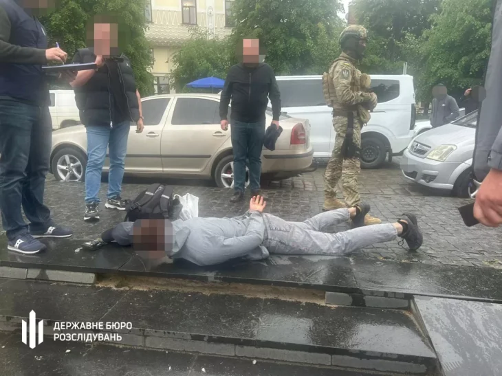 На Буковині затримали правоохоронця за спробу незаконного вивезення чоловіків
