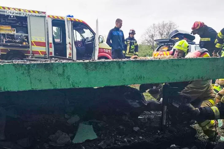 Автомобіль врізався в зупинку в Харківській області: загинула жінка