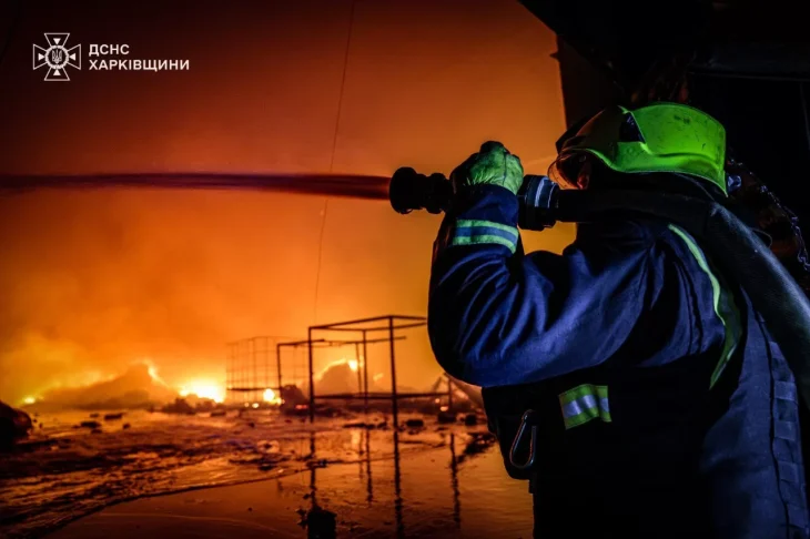 Масштабна пожежа на складі поблизу Харкова через атаку дронів