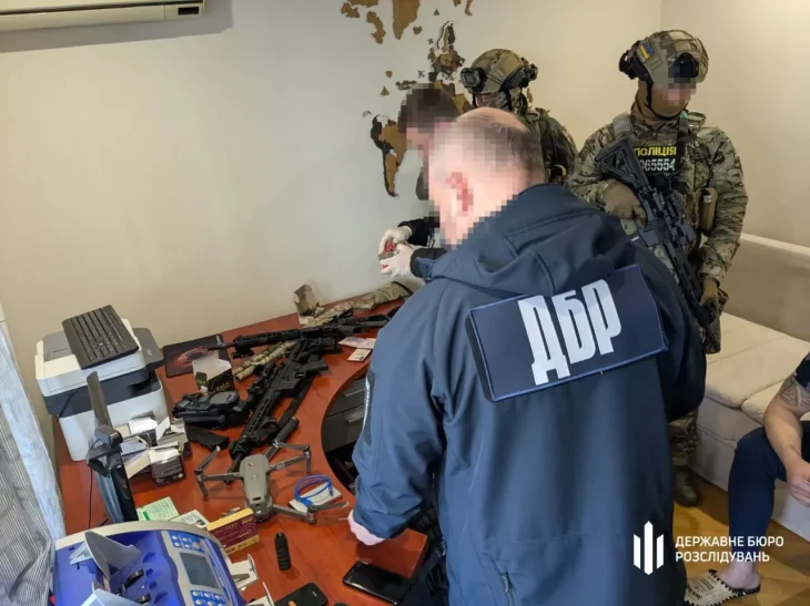 На Донеччині правоохоронець організував торгівлю трофейною зброєю