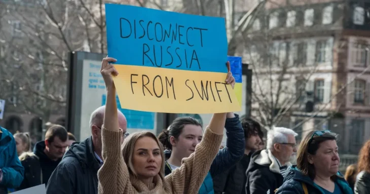 ЄС розглядає виключення 20 російських банків із SWIFT та нові санкції