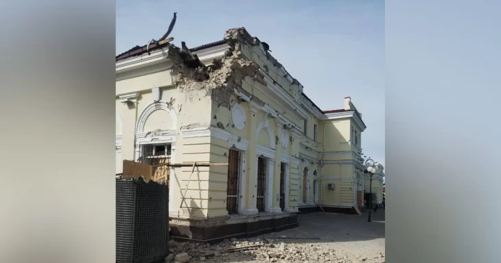 Обстріл Херсона: пошкоджено локомотив та вокзал, пасажирів евакуйовано