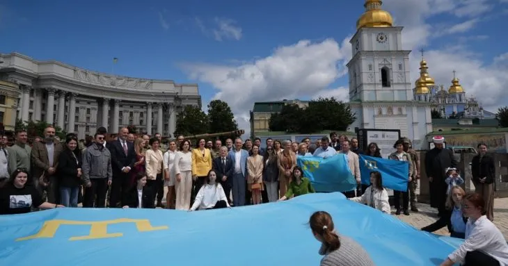Кримськотатарський прапор урочисто розгорнули на Михайлівській площі у Києві