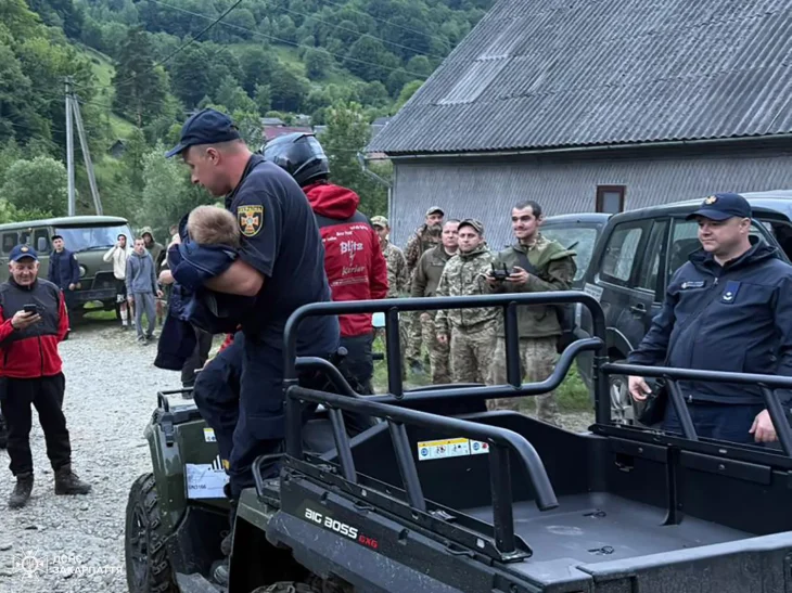 На Закарпатті врятували дворічного хлопчика, якого шукали всю ніч у горах