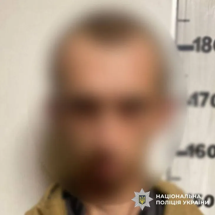 Столичні слідчі затримали чоловіка, який пограбував перехожу на Святошино